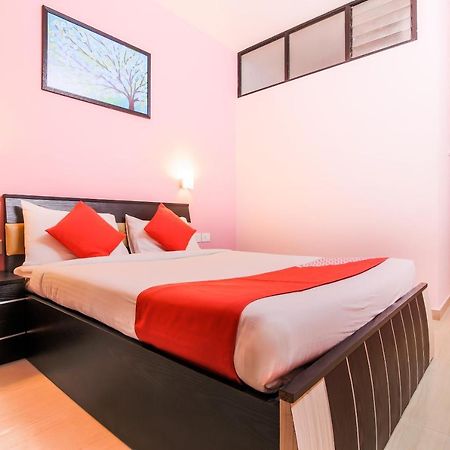 Oyo 24761 All Seasons Guest House มัดกอน ภายนอก รูปภาพ